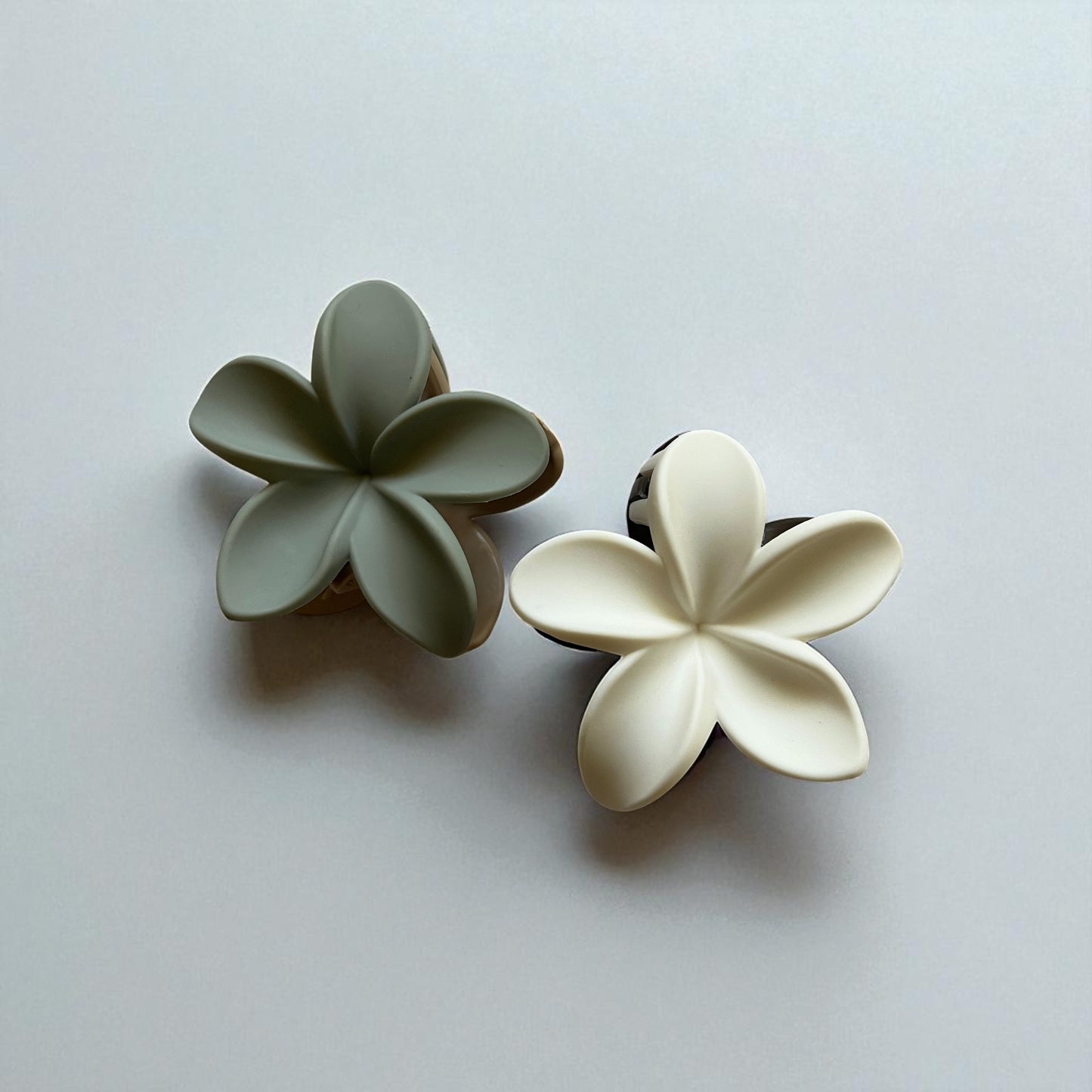 Large two-tone hair clip for women – secure hold for everyday hairstyles