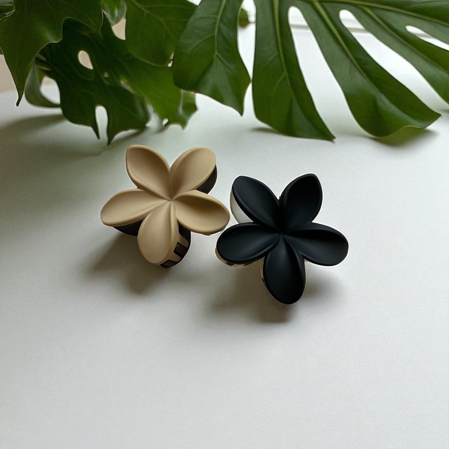 Aesthetic two-tone hair claw clip for college girls – stylish everyday accessory