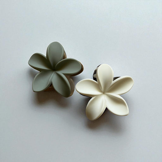 Large two-tone hair clip for women – secure hold for everyday hairstyles