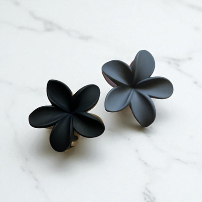 Korean style double color hair claw clip with matte two-tone finish for women